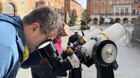 Un asistente al Encuentro de Astroperiodismo mirando el sol a través del telescopio Un asistente al Encuentro de Astroperiodismo mirando el sol a través del telescopio