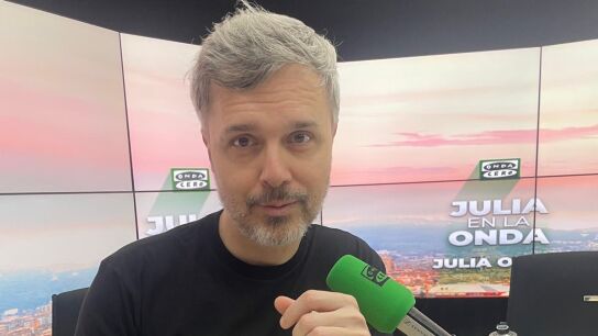El escritor Juan G&oacute;mez Jurado y su nuevo libro