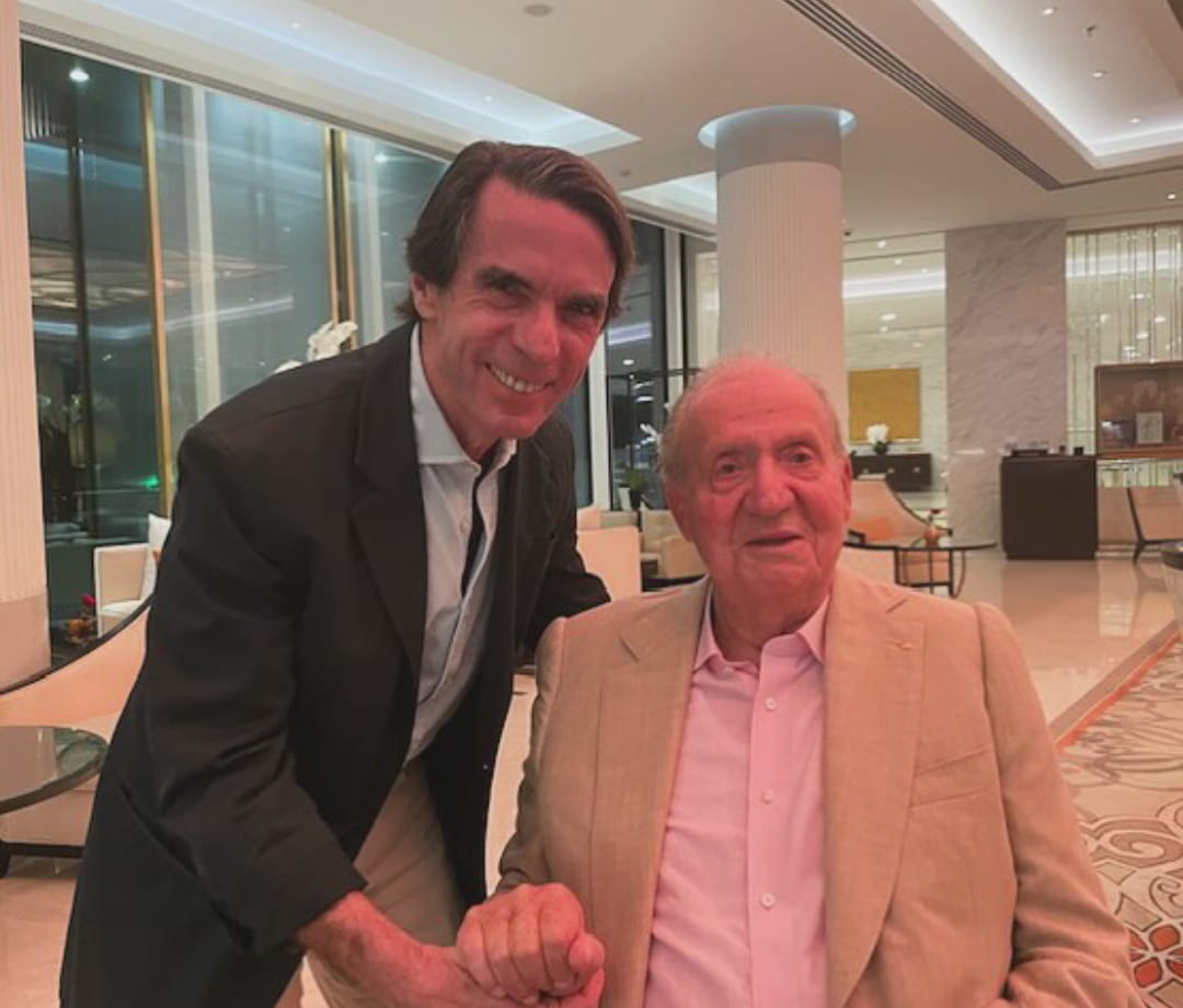 Aznar publica una foto junto a Juan Carlos I, el "Rey de las libertades y la democracia en España" Aznar publica una foto junto a Juan Carlos I, el "Rey de las libertades y la democracia en España"