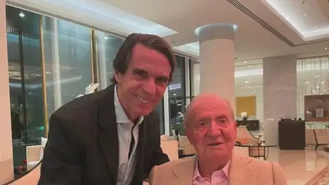 El expresidente del Gobierno José María Aznar junto al rey Juan Carlos I El expresidente del Gobierno José María Aznar junto al rey Juan Carlos I