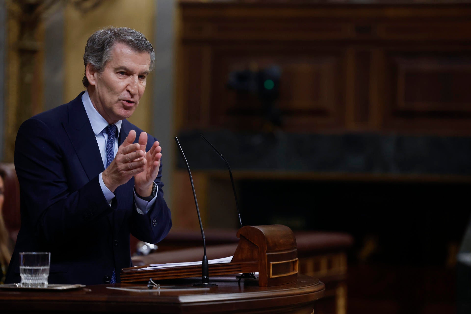 Feijóo insiste en un Gobierno en solitario, pero no descarta "acuerdos puntuales con Vox": "Tengo que facilitar lo que quiere la gente" Feijóo insiste en un Gobierno en solitario, pero no descarta "acuerdos puntuales con Vox": "Tengo que facilitar lo que quiere la gente"