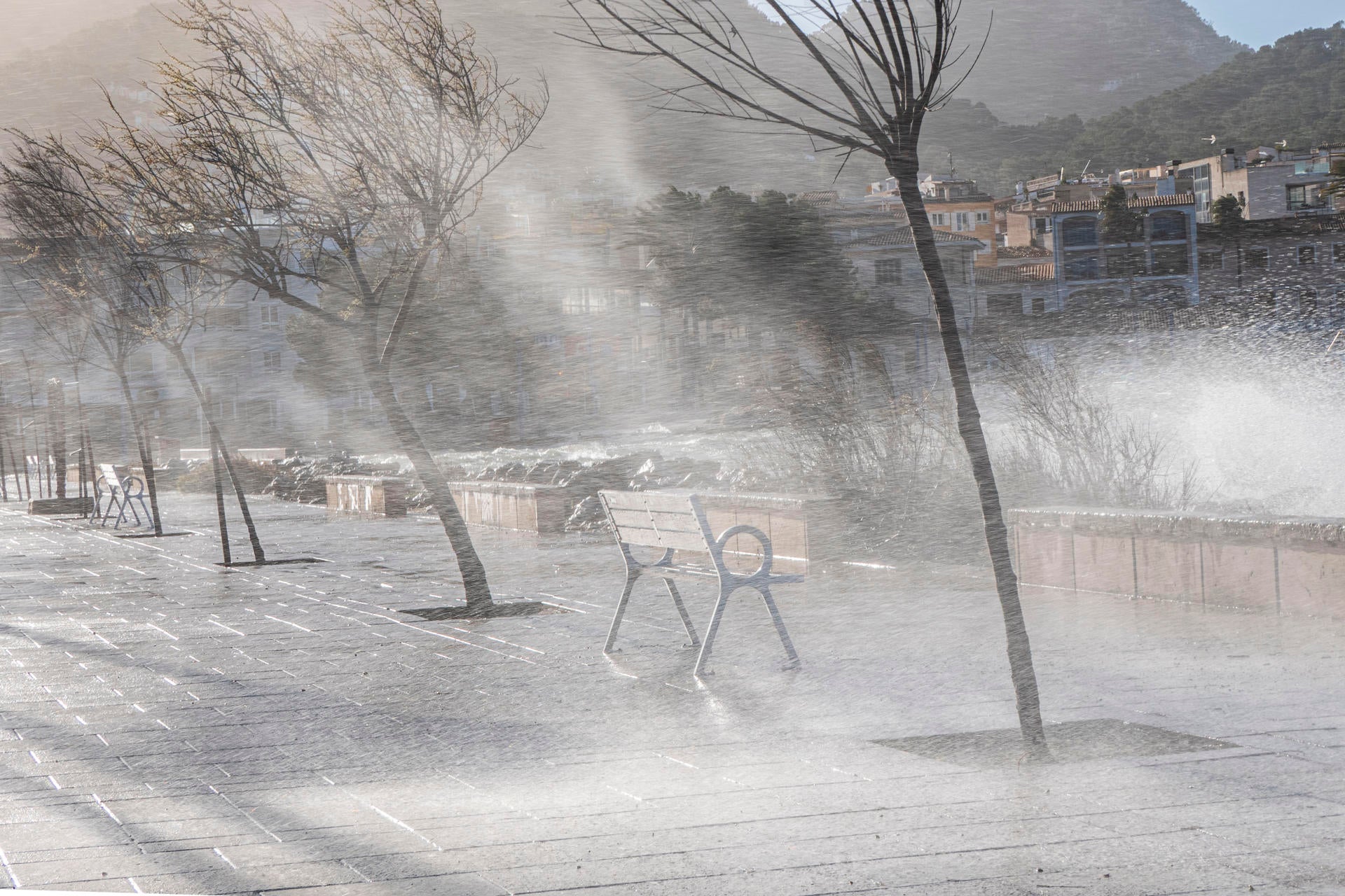 l agua del mar azota el paseo marítimo de Andratx (Mallorca) l agua del mar azota el paseo marítimo de Andratx (Mallorca)