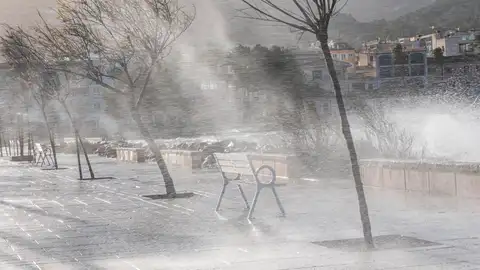 l agua del mar azota el paseo marítimo de Andratx (Mallorca) l agua del mar azota el paseo marítimo de Andratx (Mallorca)