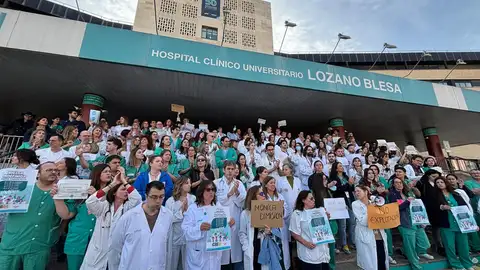 Los médicos claman en Aragón contra el Estatuto Marco Los médicos se han concentrado a las 12.00 horas a las puertas de los hospitales