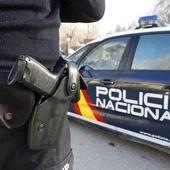 Imagen de archivo de un agente y un coche de la Policía Nacional Imagen de archivo de un agente y un coche de la Policía Nacional