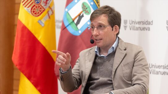 El alcalde de Madrid, Jos&eacute; Luis Mart&iacute;nez-Almeida, durante un encuentro con estudiantes en la Universidad Villanueva