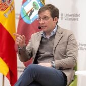 El alcalde de Madrid, José Luis Martínez-Almeida, durante un encuentro con estudiantes en la Universidad Villanueva
