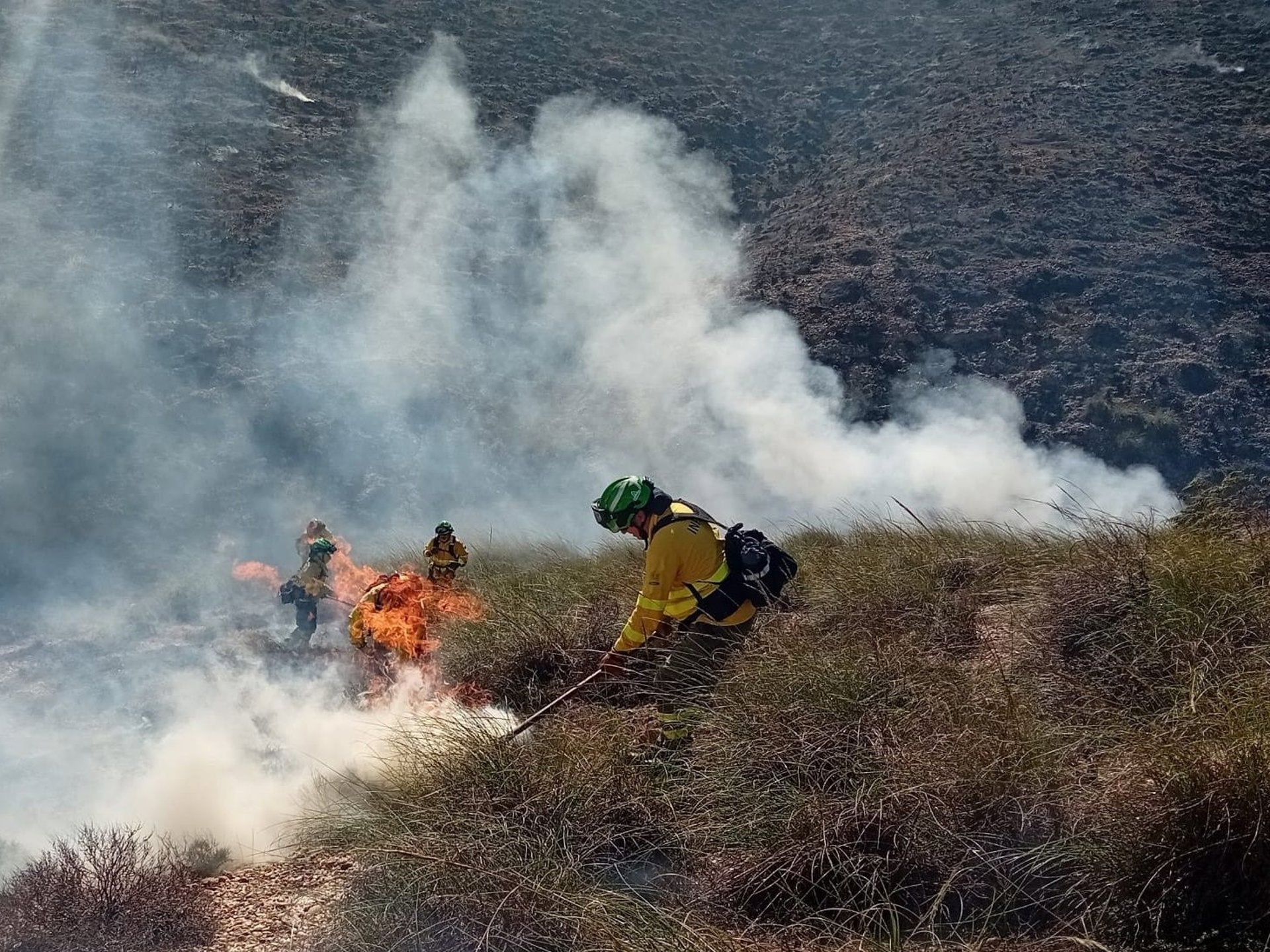 Fuerte despliegue para controlar un incendio forestal en Carboneras Fuerte despliegue para controlar un incendio forestal en Carboneras