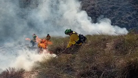 Fuerte despliegue para controlar un incendio forestal en Carboneras Fuerte despliegue para controlar un incendio forestal en Carboneras