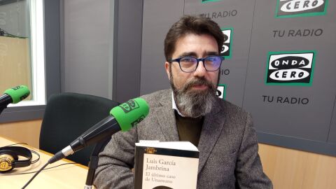 David Reche con la &uacute;ltima novela de Luis Garc&iacute;a Jambrina