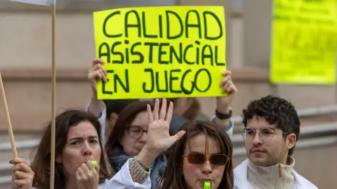 Centenares de médicos se han concentrado este lunes frente a la Consejería de Salud de Murcia Centenares de médicos se han concentrado este lunes frente a la Consejería de Salud de Murcia