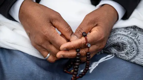 Una monja reza el rosario Una monja reza el rosario/ Stefano Spaziani / Europa Press