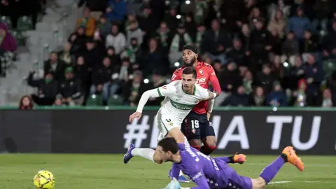 André Silva intenta batir a Sergio Herrera en el Elche-Osasuna. André Silva intenta batir a Sergio Herrera en el Elche-Osasuna.