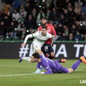 André Silva intenta batir a Sergio Herrera en el Elche-Osasuna.