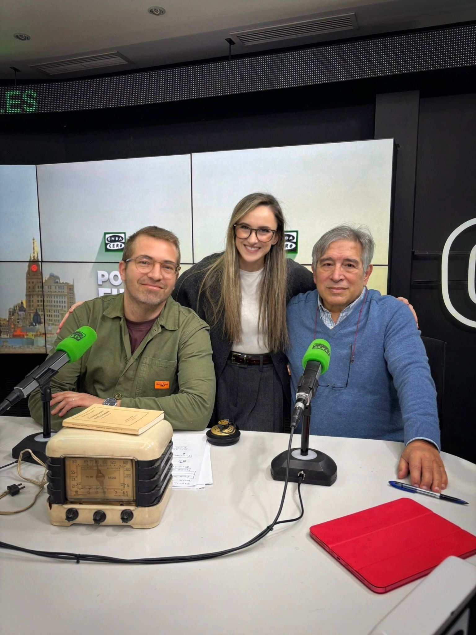 Antonio Villarreal analiza la figura del tertuliano: "La magia está en que el oyente nunca escuche un silencio" Antonio Villarreal analiza la figura del tertuliano: "La magia está en que el oyente nunca escuche un silencio"