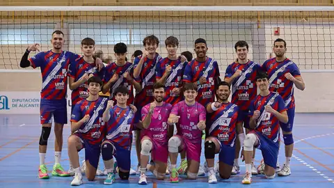 El CV Elche celebra el triunfo ante el Valencia. El CV Elche celebra el triunfo ante el Valencia.