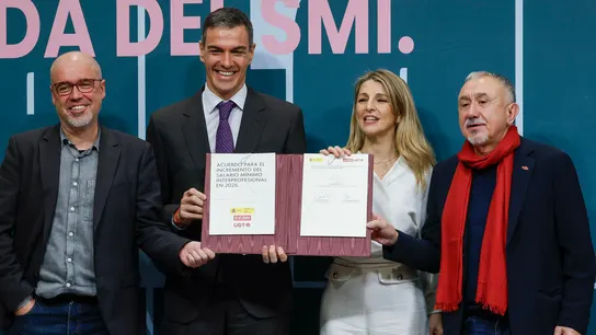 El presidente del Gobierno, Pedro Sánchez (i), y la vicepresidenta segunda y ministra de Trabajo y Economía Social, Yolanda Díaz (d), junto a los secretarios generales de CCOO y UGt Unai Sordo (i) y Pepe Álvarez (d) durante la firma del acuerdo por la subida del SMI. El presidente del Gobierno, Pedro Sánchez (i), y la vicepresidenta segunda y ministra de Trabajo y Economía Social, Yolanda Díaz (d), junto a los secretarios generales de CCOO y UGt Unai Sordo (i) y Pepe Álvarez (d) durante la firma del acuerdo por la subida del SMI.