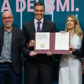 El presidente del Gobierno, Pedro Sánchez (i), y la vicepresidenta segunda y ministra de Trabajo y Economía Social, Yolanda Díaz (d), junto a los secretarios generales de CCOO y UGt Unai Sordo (i) y Pepe Álvarez (d) durante la firma del acuerdo por la subida del SMI. El presidente del Gobierno, Pedro Sánchez (i), y la vicepresidenta segunda y ministra de Trabajo y Economía Social, Yolanda Díaz (d), junto a los secretarios generales de CCOO y UGt Unai Sordo (i) y Pepe Álvarez (d) durante la firma del acuerdo por la subida del SMI.