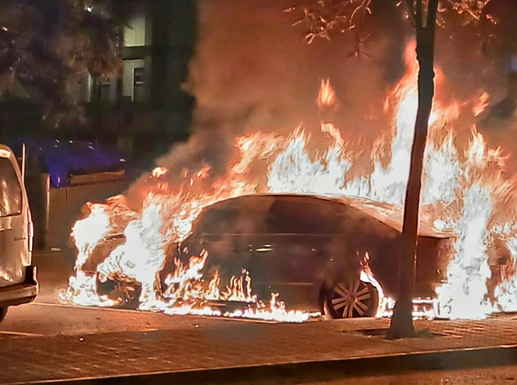 Dos vehículos calcinados en un incendio en el Puerto de Sagunto Dos vehículos calcinados en un incendio en el Puerto de Sagunto