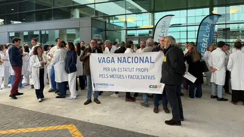 Concentración de médicos a las puertas del Hospital Son Espases. Concentración de médicos a las puertas del Hospital Son Espases.