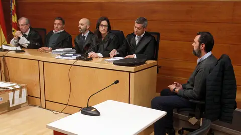 Miguel López, en el banquillo de los acusados, durante el juicio en la Audiencia Provincial de Alicante Miguel López, en el banquillo de los acusados, durante el juicio en la Audiencia Provincial de Alicante