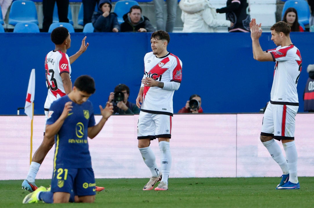 El Rayo se da un festín ante el Atlético en el derbi del destierro El Rayo se da un festín ante el Atlético en el derbi del destierro