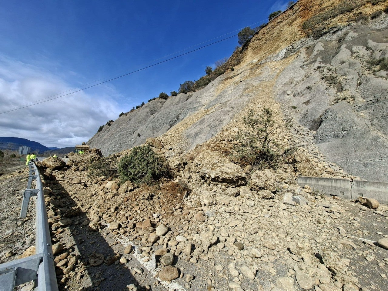 Un nuevo desprendimiento corta durante horas la N-260 entre Aínsa y Boltaña Un nuevo desprendimiento corta durante horas la N-260 entre Aínsa y Boltaña