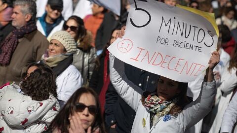 Manifestante porta pancarta con lema '5 minutos por paciente. Indecente' durante la manifestación contra el Estatuto Marco del Ministerio de Sanidad, a 14 de febrero de 2026, en Madrid (España). Manifestante porta pancarta con lema '5 minutos por paciente. Indecente' durante la manifestación contra el Estatuto Marco del Ministerio de Sanidad, a 14 de febrero de 2026, en Madrid (España).