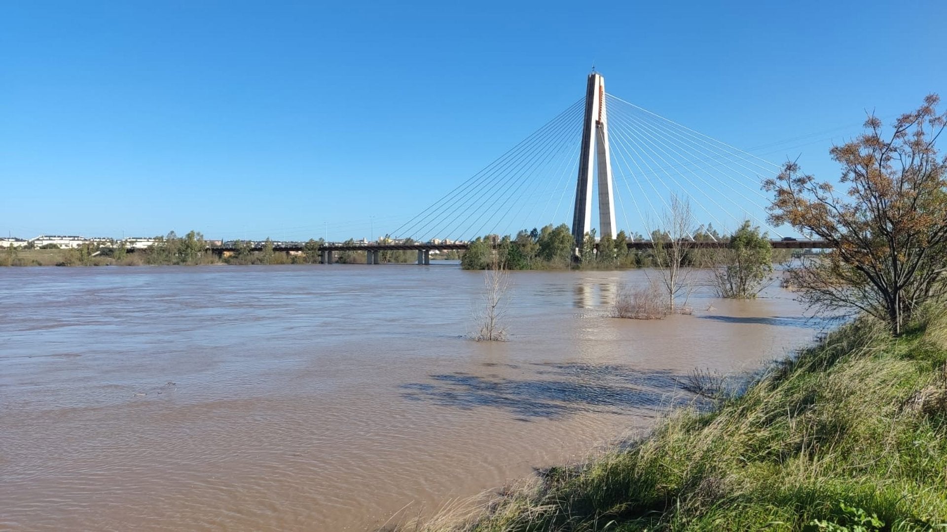 El caudal del río Guadiana en Badajoz alcanza los 2.050 metros cúbicos por segundo El caudal del río Guadiana en Badajoz alcanza los 2.050 metros cúbicos por segundo