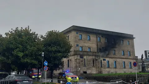 Unos rescoldos reactivan el incendio en la Comisaría de la Policía Nacional en Santiago que ya tiene controlado los Bomberos compostelanos Unos rescoldos reactivan el incendio en la Comisaría de la Policía Nacional en Santiago que ya tiene controlado los Bomberos compostelanos