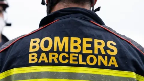 Mueren cinco personas en el incendio de un bloque de pisos en Barcelona Mueren cinco personas en el incendio de un bloque de pisos en Barcelona