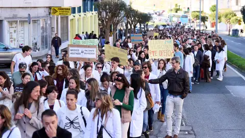 Decenas de médicos durante una concentración convocada por el Sindicato Médico en Cantabria Decenas de médicos durante una concentración convocada por el Sindicato Médico en Cantabria