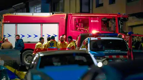 - Cinco personas han muerto y otras cuatro han resultado heridas de carácter leve en un incendio registrado este lunes en un bloque de pisos en la localidad barcelonesa de Manlleu. - Cinco personas han muerto y otras cuatro han resultado heridas de carácter leve en un incendio registrado este lunes en un bloque de pisos en la localidad barcelonesa de Manlleu.