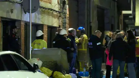 Vista de la entrada del edificio en Manlleu en el que cinco personas han muerto y otras cuatro han resultado heridas de carácter leve. Vista de la entrada del edificio en Manlleu en el que cinco personas han muerto y otras cuatro han resultado heridas de carácter leve.
