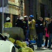 Vista de la entrada del edificio en Manlleu en el que cinco personas han muerto y otras cuatro han resultado heridas de carácter leve.