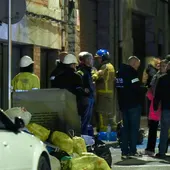 Vista de la entrada del edificio en Manlleu en el que cinco personas han muerto y otras cuatro han resultado heridas de carácter leve. Vista de la entrada del edificio en Manlleu en el que cinco personas han muerto y otras cuatro han resultado heridas de carácter leve.