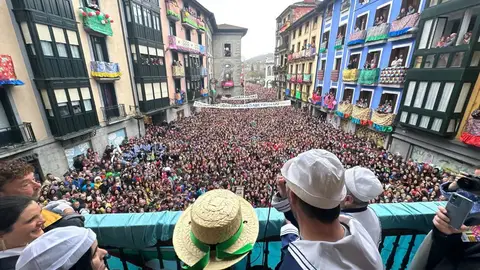 Chupinazo que da inicio al Carnaval de Tolosa. Chupinazo que da inicio al Carnaval de Tolosa.
