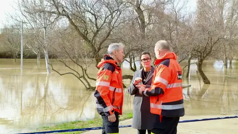 Responsables de Bomberos y la concejal, Ruth Bravo, revisan el estado del río Ebro Responsables de Bomberos y la concejal, Ruth Bravo, revisan el estado del río Ebro