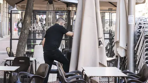Un camarero, en una terraza en una imagen de archivo. Un camarero, en una terraza en una imagen de archivo.