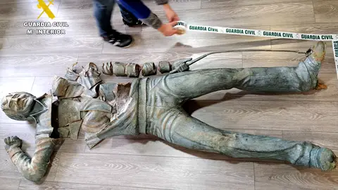 Fragmentos recuperados de la estatua de Seve Ballesteros Fragmentos recuperados de la estatua de Seve Ballesteros