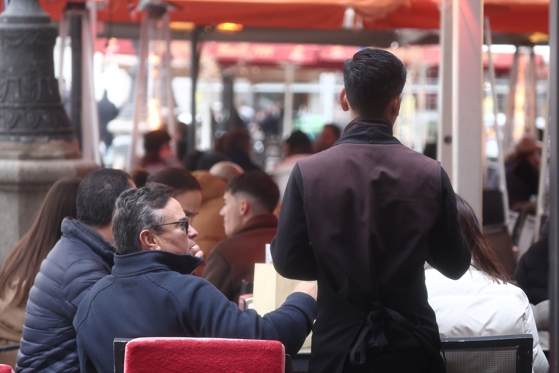 Camarero atendiendo clientes en una terraza en Madrid. Camarero atendiendo clientes en una terraza en Madrid.