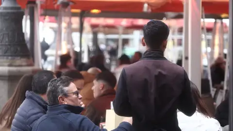 Camarero atendiendo clientes en una terraza en Madrid. Camarero atendiendo clientes en una terraza en Madrid.