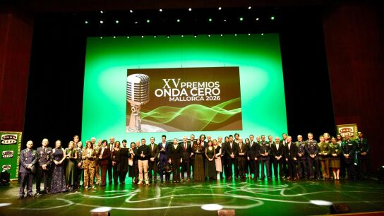 Foto de familia de galardonados, patrocinadores y autoridades en la Gala de los Premios Onda Cero Mallorca 2026