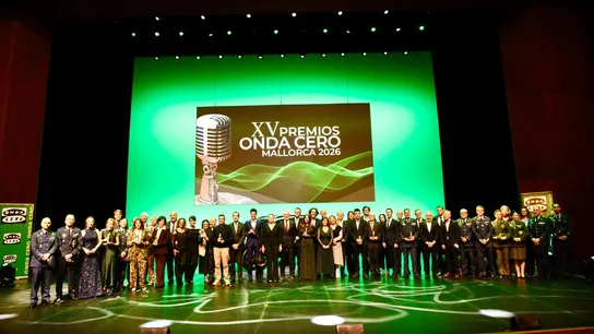 Foto de familia de galardonados, patrocinadores y autoridades en la Gala de los XV Premios Onda Cero Mallorca Foto de familia de galardonados, patrocinadores y autoridades en la Gala de los Premios Onda Cero Mallorca 2026