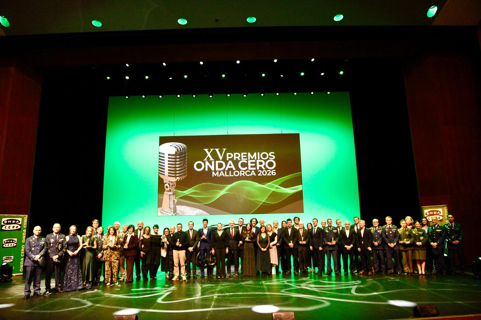 Foto de familia de galardonados, patrocinadores y autoridades en la Gala de los XV Premios Onda Cero Mallorca Foto de familia de galardonados, patrocinadores y autoridades en la Gala de los XV Premios Onda Cero Mallorca