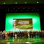 Foto de familia de galardonados, patrocinadores y autoridades en la Gala de los XV Premios Onda Cero Mallorca Foto de familia de galardonados, patrocinadores y autoridades en la Gala de los XV Premios Onda Cero Mallorca