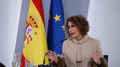 La vicepresidenta primera y ministra de Hacienda, María Jesús Montero, en rueda de prensa tras el Consejo de Ministros. La vicepresidenta primera y ministra de Hacienda, María Jesús Montero, en rueda de prensa tras el Consejo de Ministros.