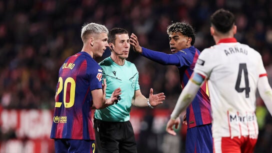 Soto Grado da explicaciones a Dani Olmo y Lamine Yamal sobre una jugada pol&eacute;mica en el Girona - Bar&ccedil;a