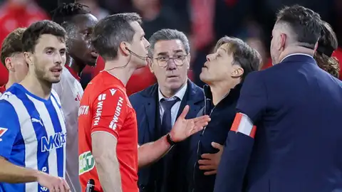 El árbitro Galech Apezteguía expulsa al entrenador del Sevilla Matías Almeyda (3d), durante el partido de la jornada 24 de LaLiga que Sevilla FC y Deportivo Alavés disputaron en el estadio Ramón Sánchez-Pizjuán. El árbitro Galech Apezteguía expulsa al entrenador del Sevilla Matías Almeyda (3d), durante el partido de la jornada 24 de LaLiga que Sevilla FC y Deportivo Alavés disputaron en el estadio Ramón Sánchez-Pizjuán.