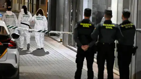 La Guardia Civil investiga la muerte violenta de una mujer y su hija, una niña de 12 años. La Guardia Civil investiga la muerte violenta de una mujer y su hija, una niña de 12 años.